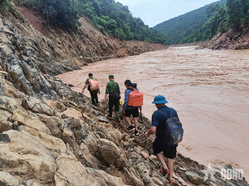 Tiếp cận bản Chà Nga địa bàn khó khăn nhất xã Mỹ Lý